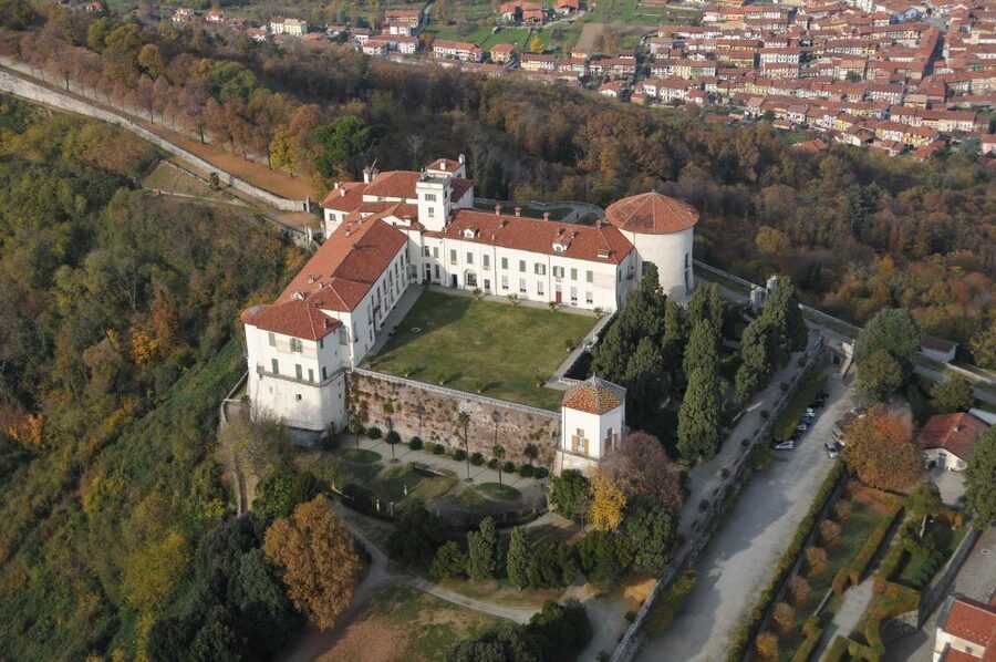 Caravino: Masino Castle Entry Ticket - Planning your 1-hour walk: castle first or garden first?