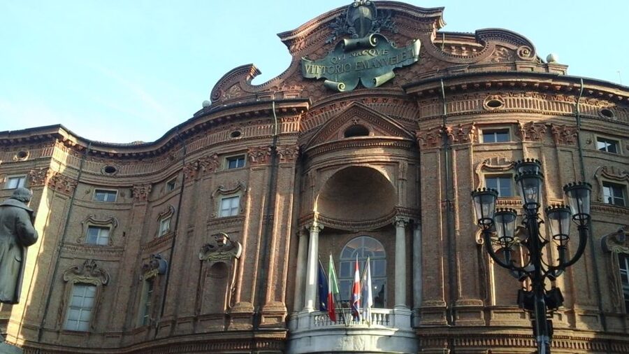 Turin: 2,5 Hour Classic Walking Tour - Palazzo Reale, Savoy power, and that famous cathedral spire